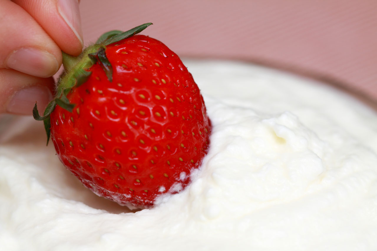 Strawberry gedompeld in cream
