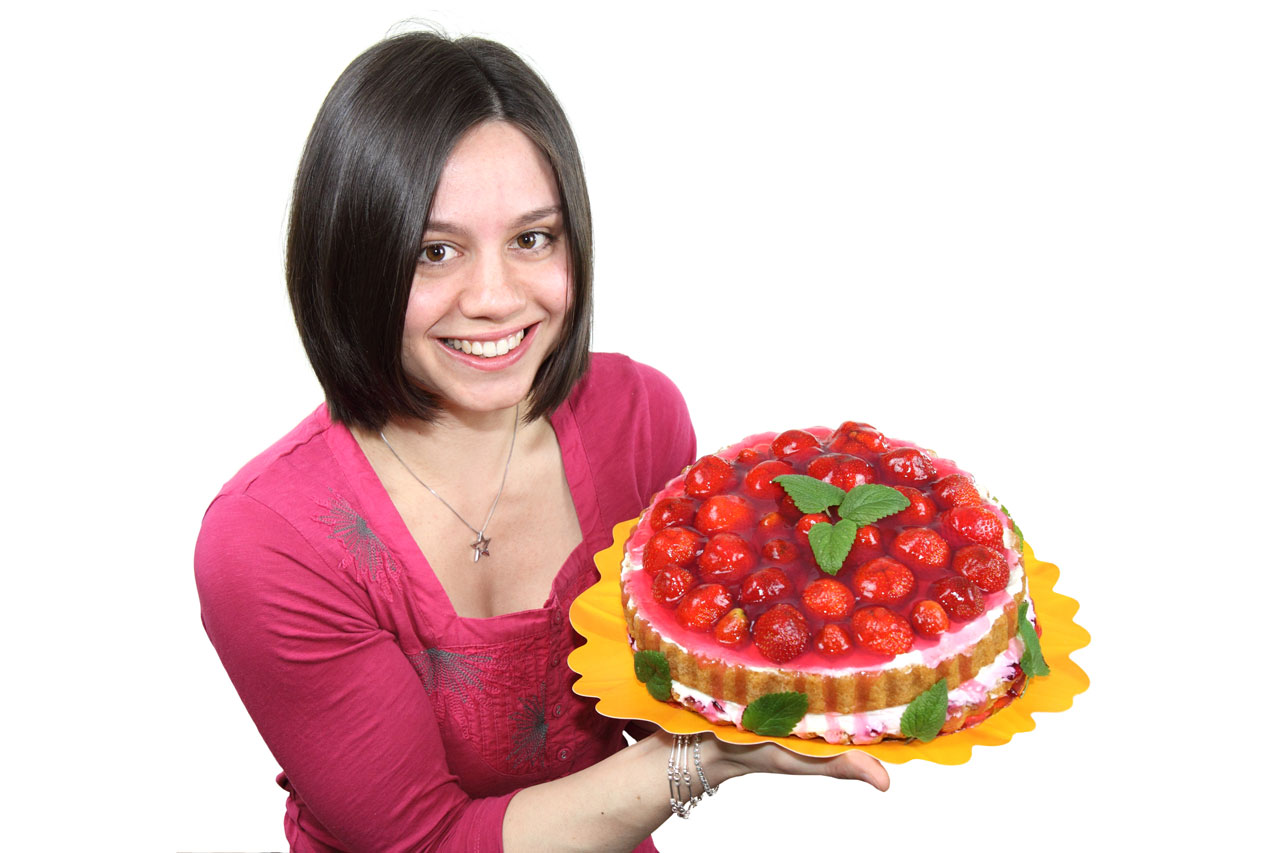 Jeune femme avec gâteau