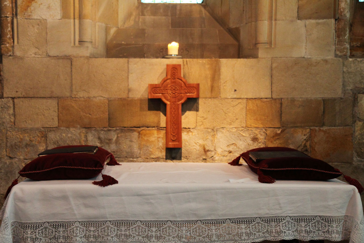 Cross och altar