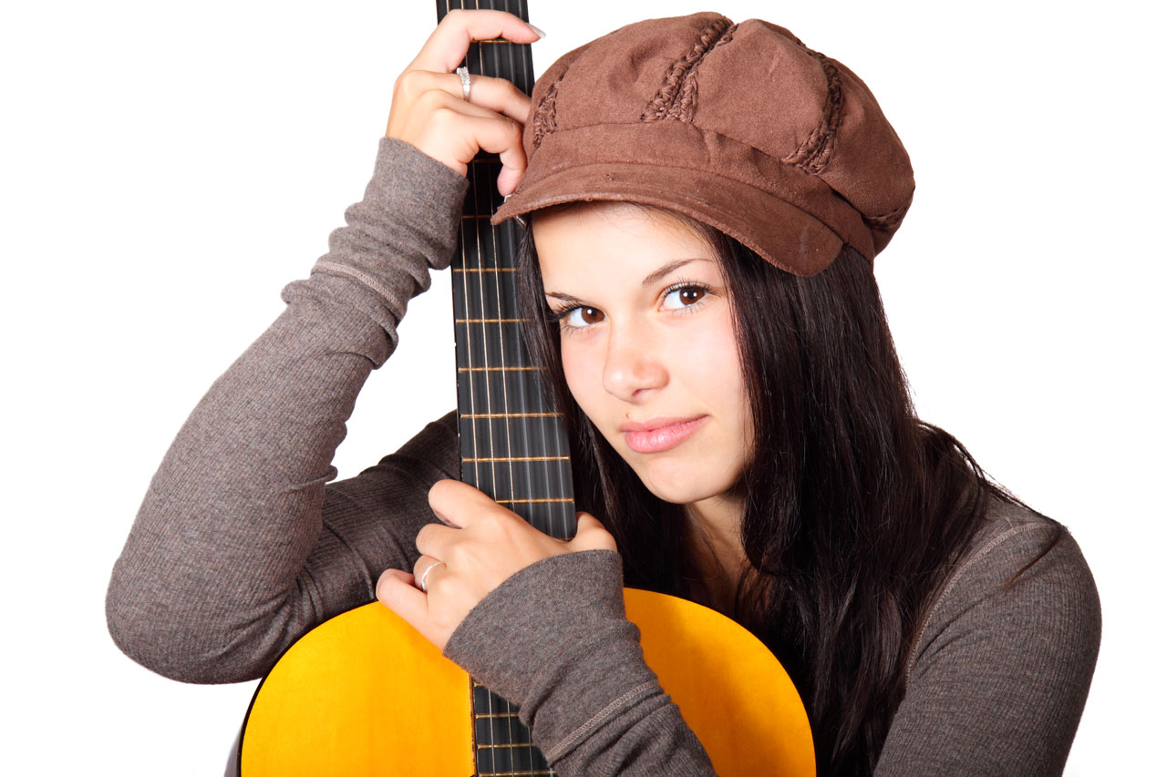 Kobiety trzymającej na gitarze