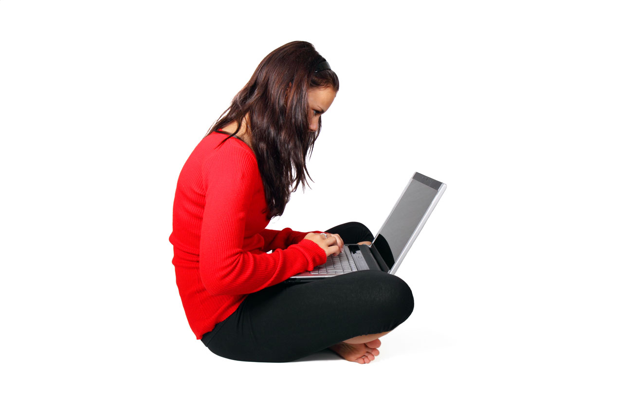 Ung kvinna med laptop
