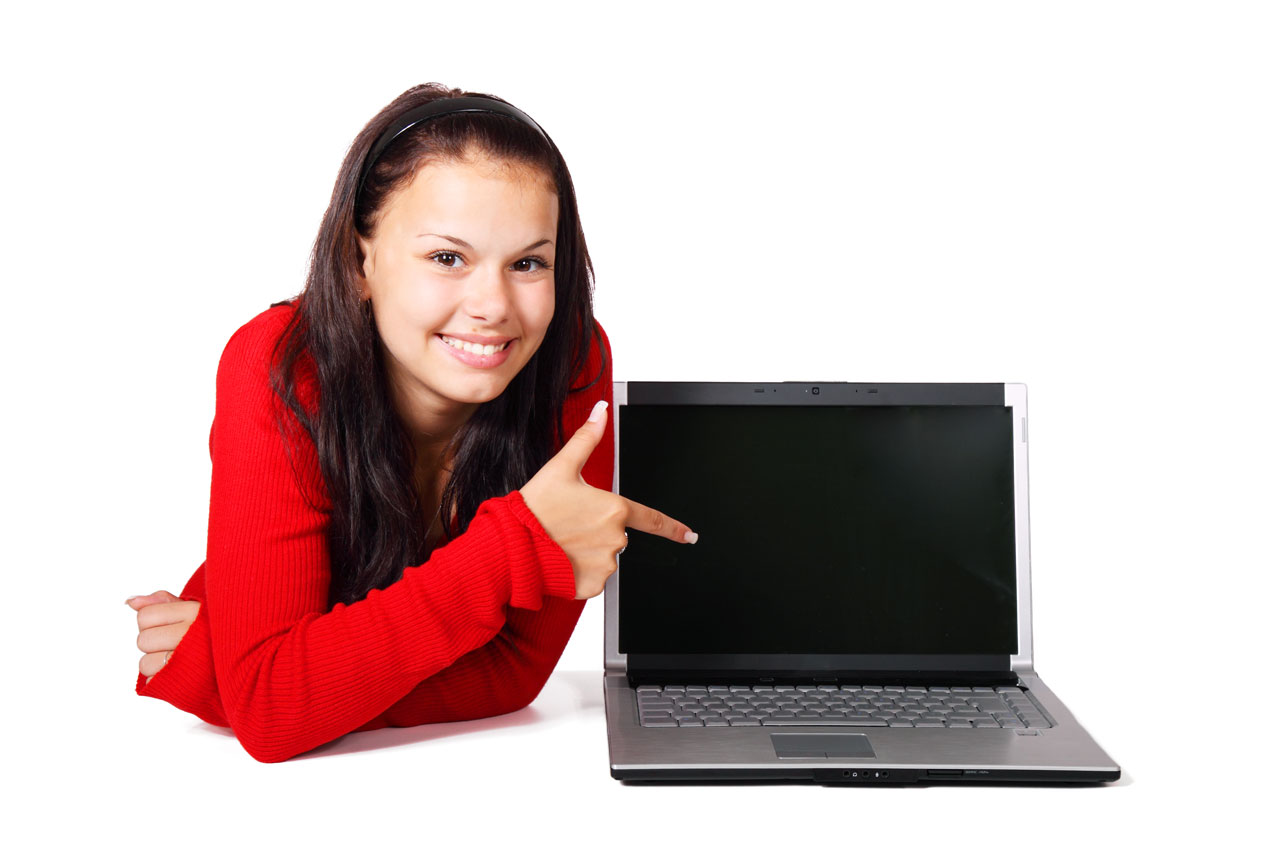 Nő mutatva laptop