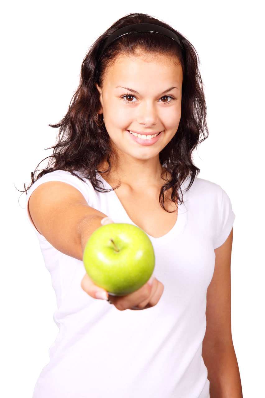 Dívka drží jablko