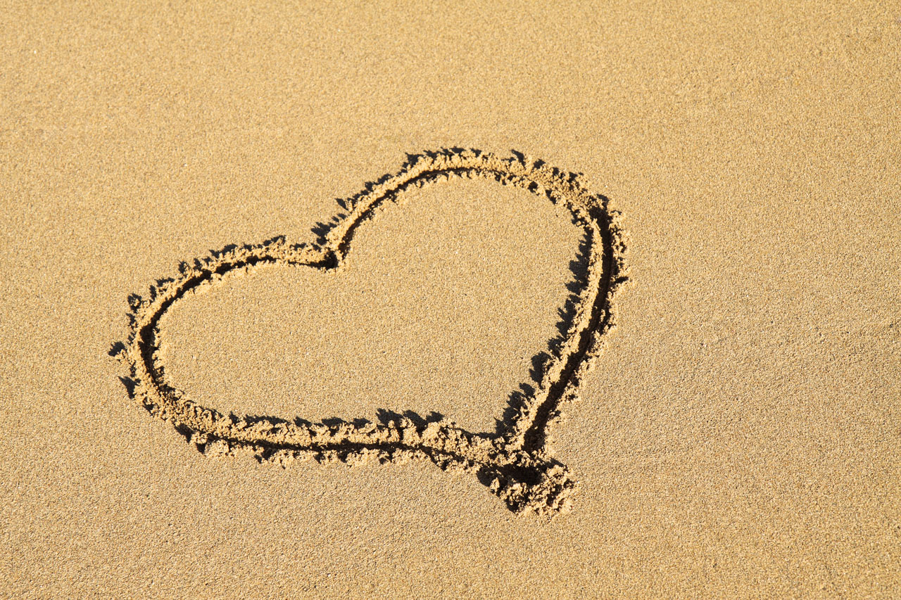 Coeur dans le sable
