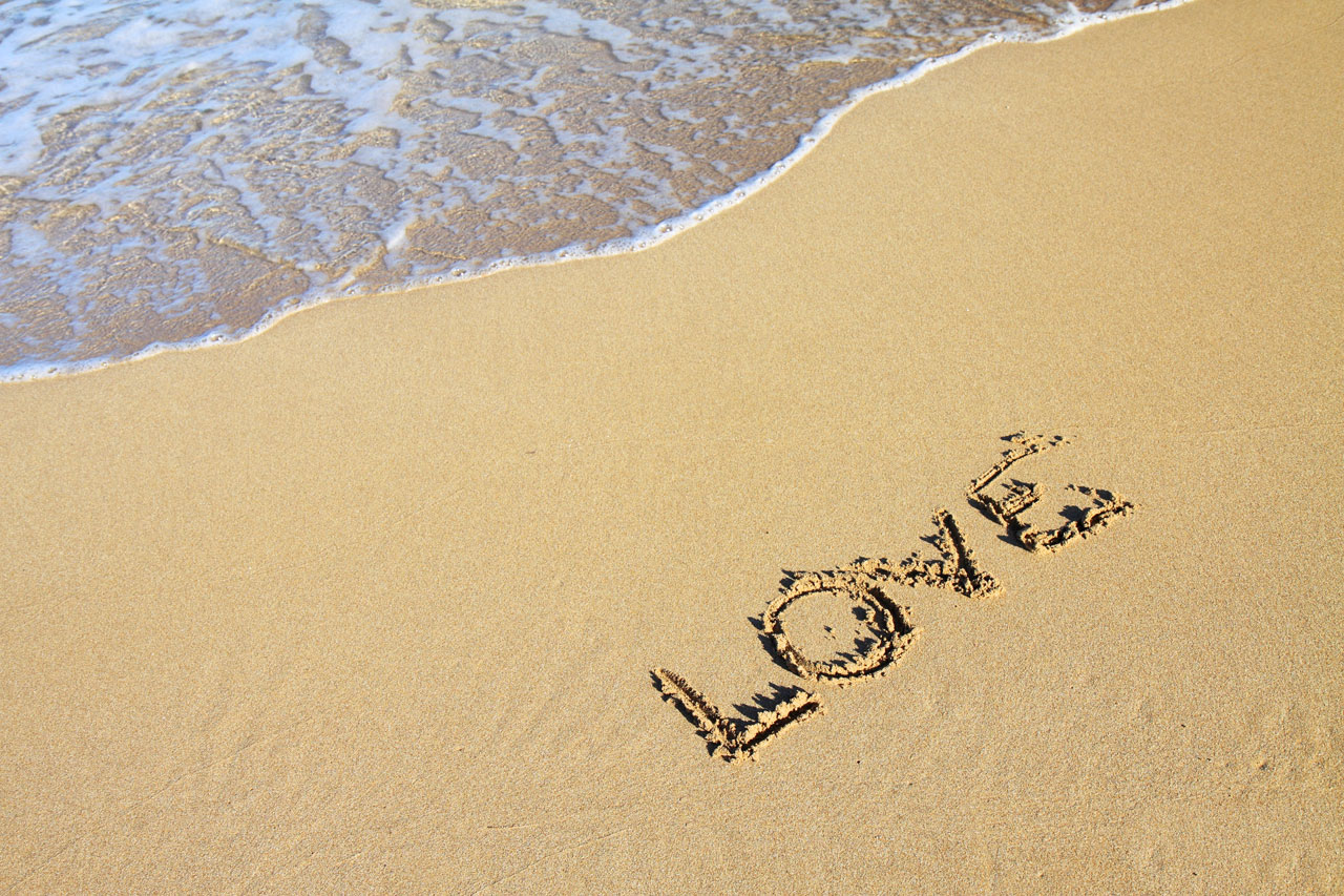 Cuvântul dragoste în sand