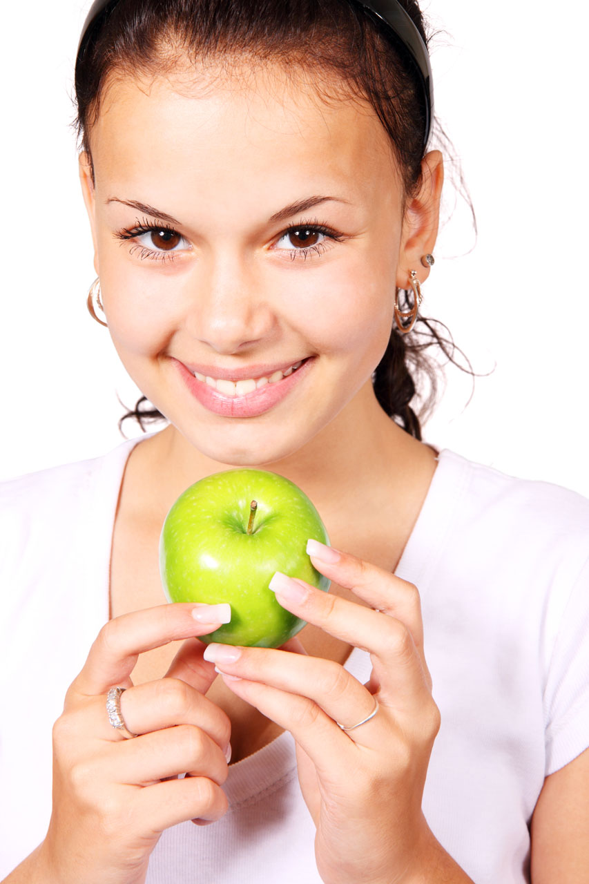 Giovane donna con mela verde