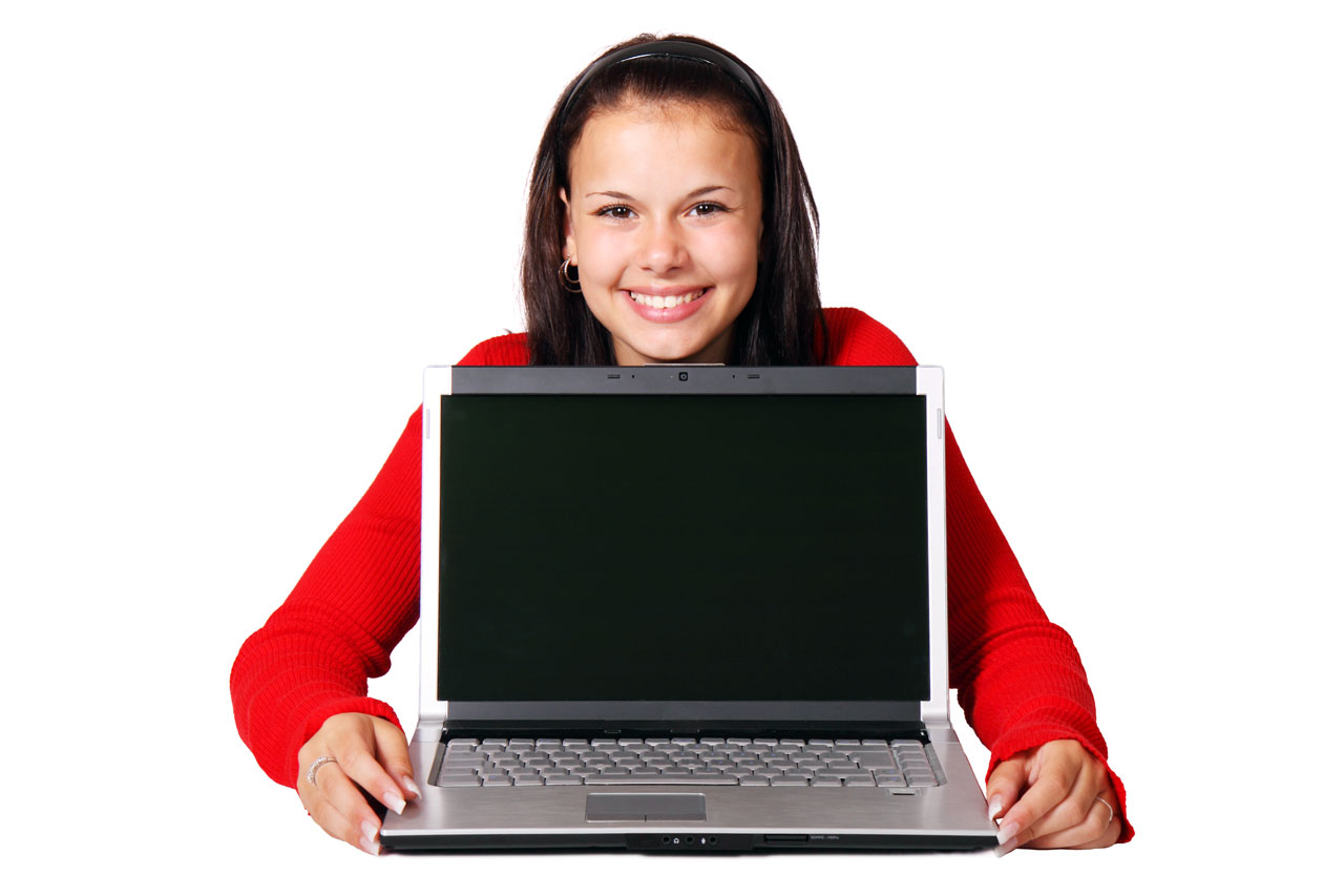 Kvinnan ler med laptop
