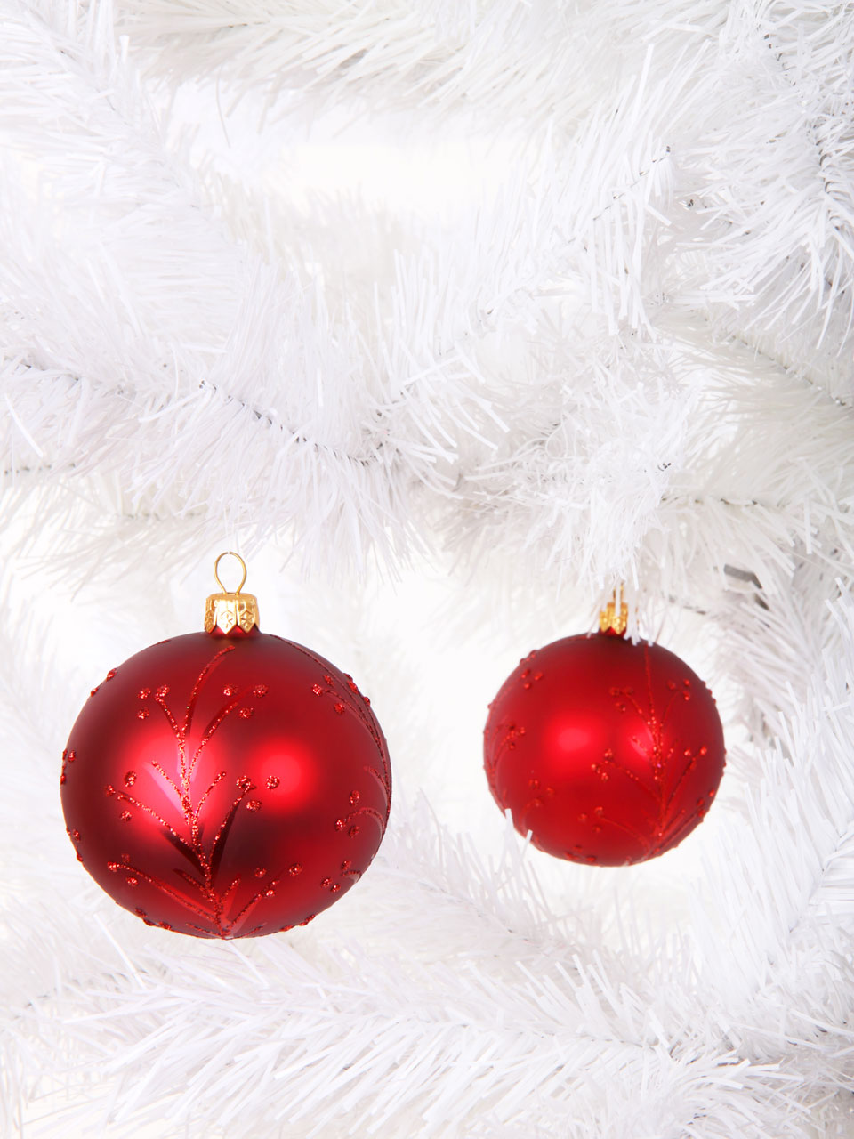 Bolas rojas en el árbol de Navidad