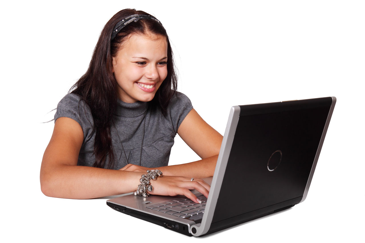女子坐在笔记本电脑