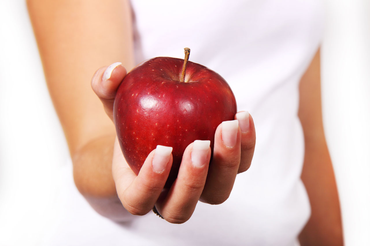 Rött äpple i handen