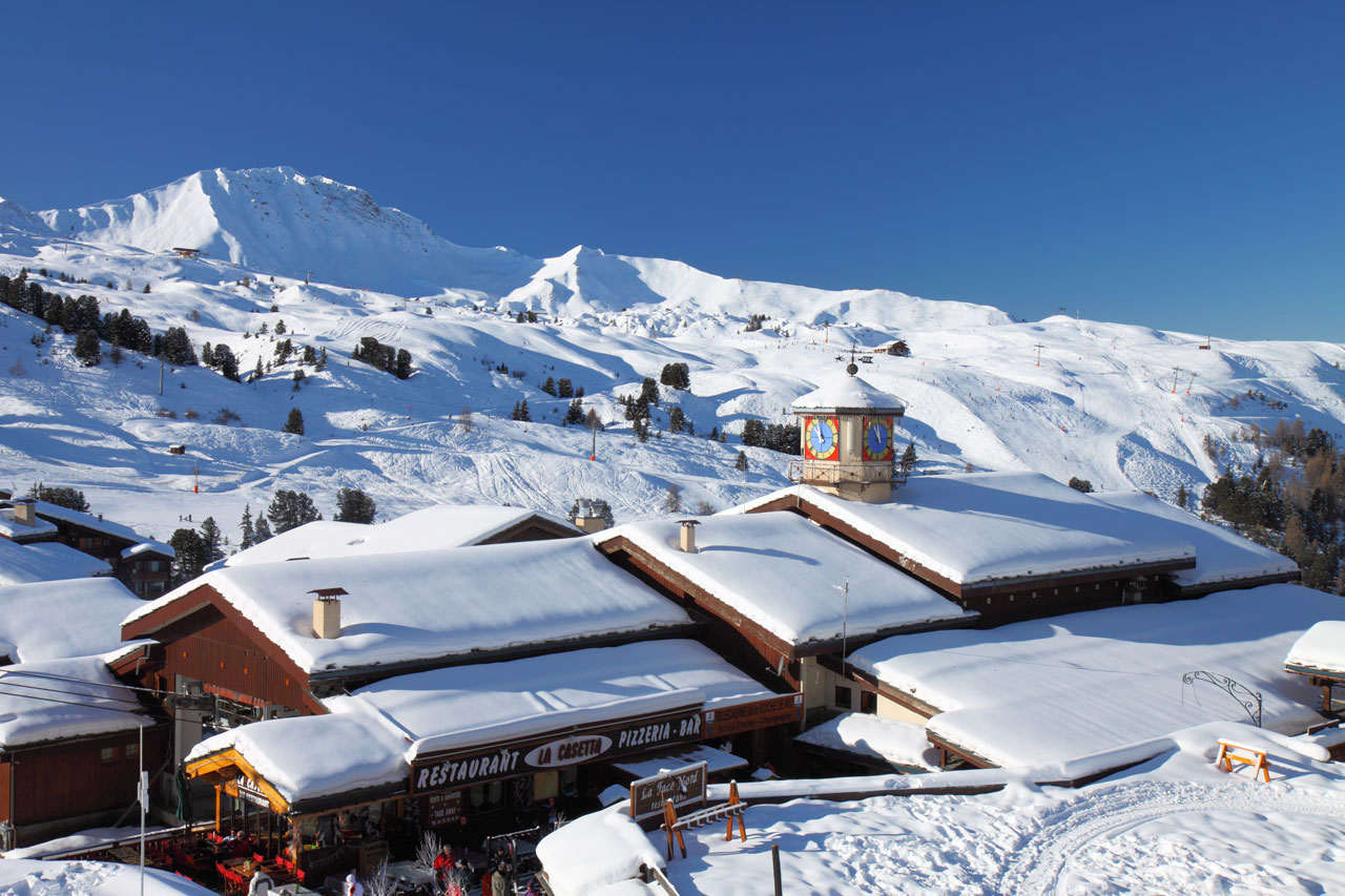 Ski resort med berg