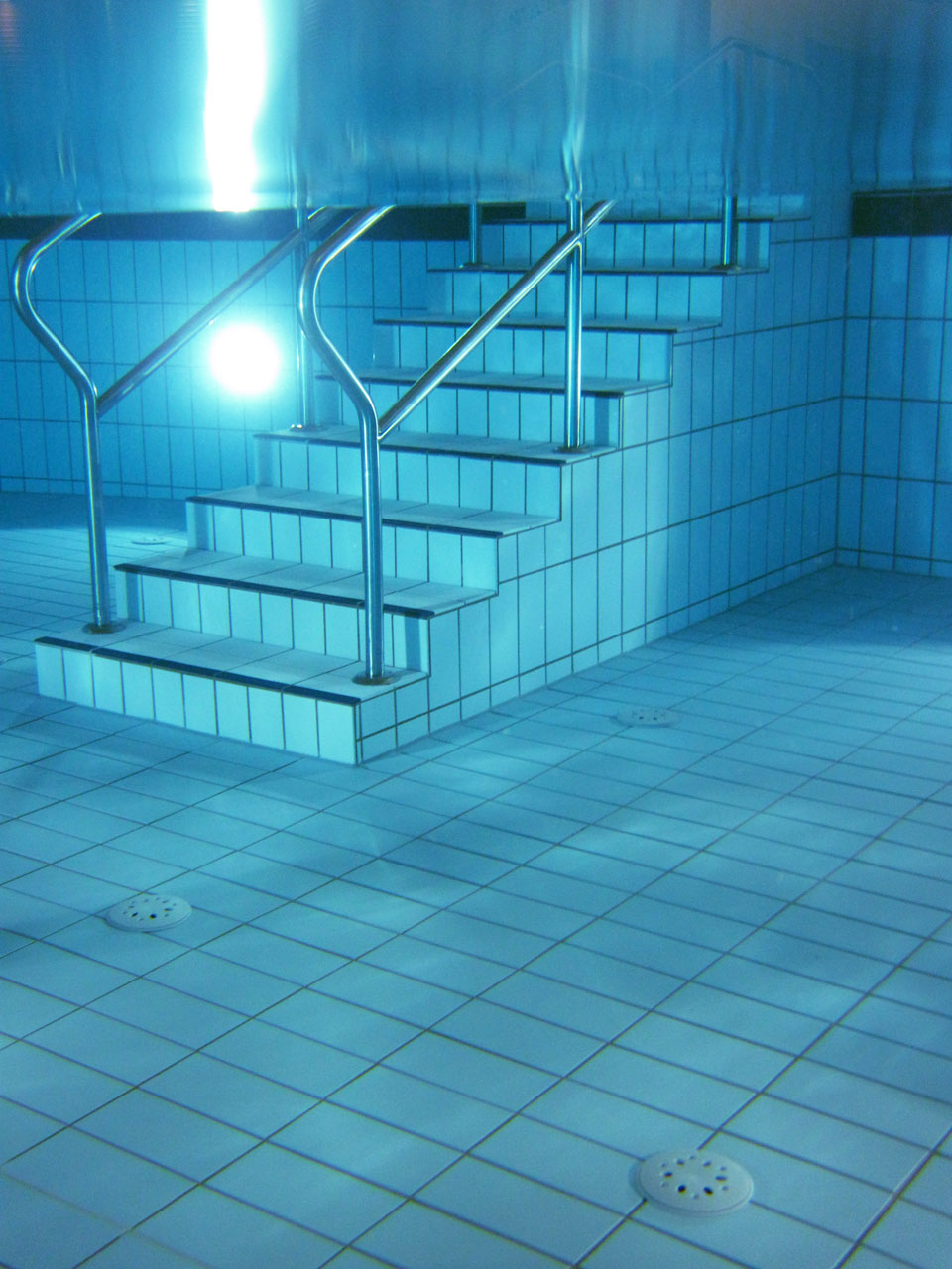 Escalier piscine sous l'eau