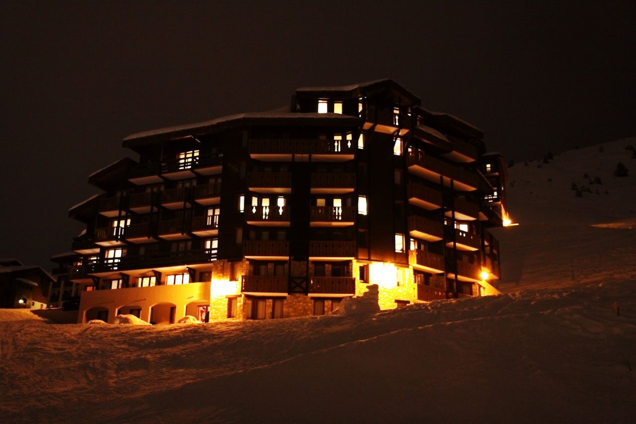 Hotel resort de esqui na noite