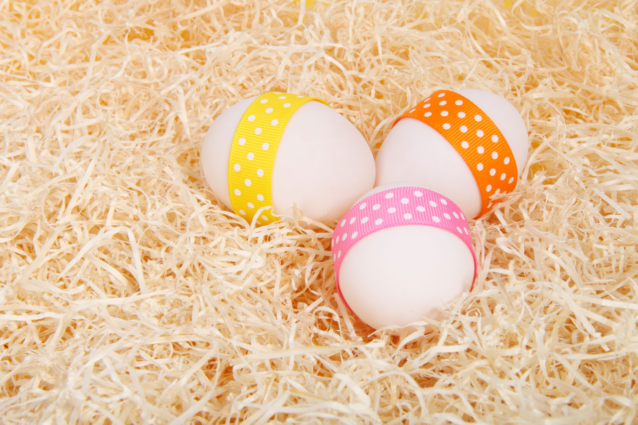 Easter eggs sulla paglia