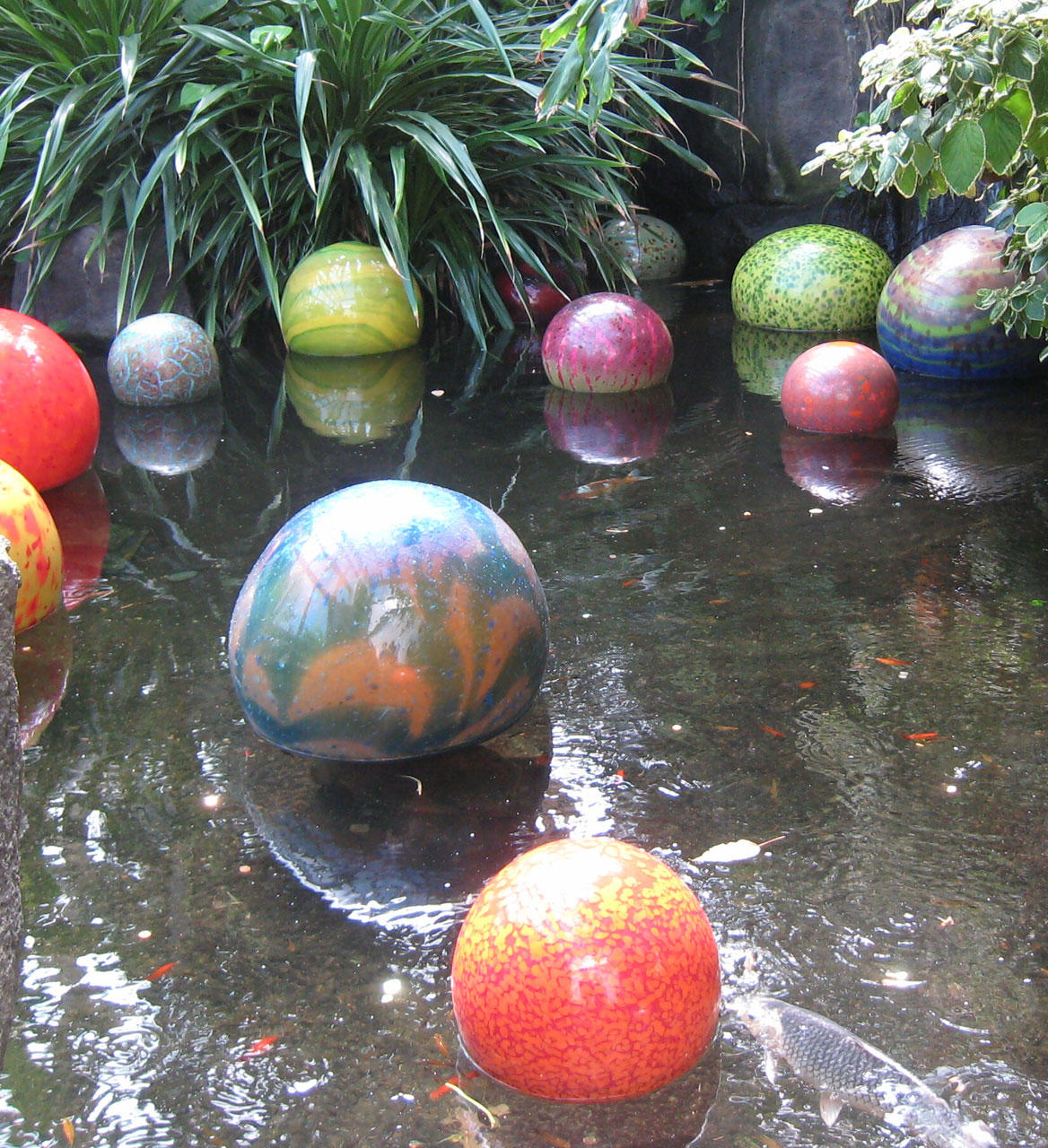Drijvende ballen in het Japans pond