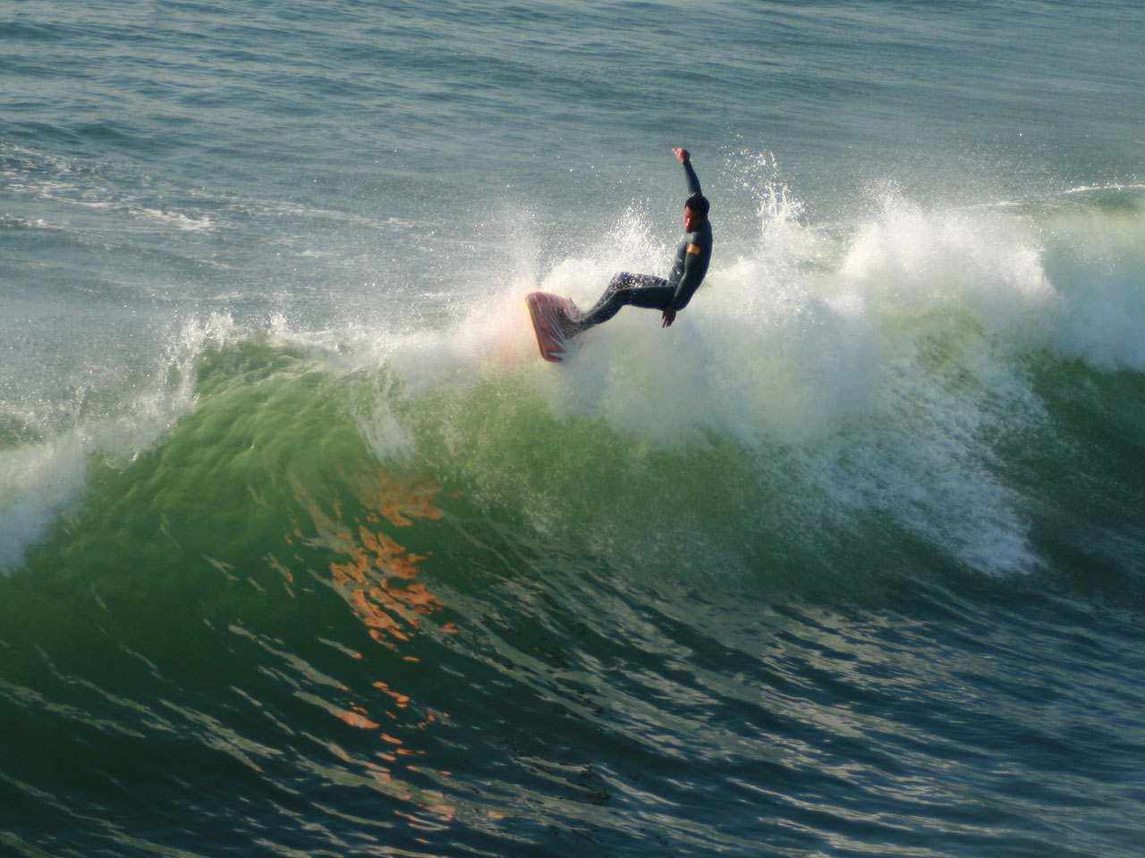 Longboard surfer sur la vague de crête
