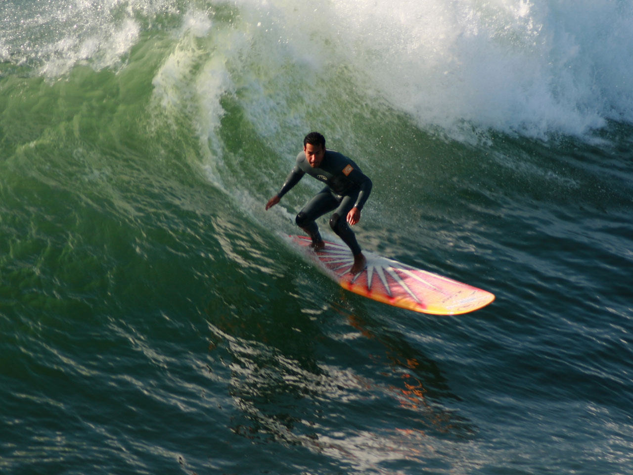 Longboard surfer druppels in op een wave