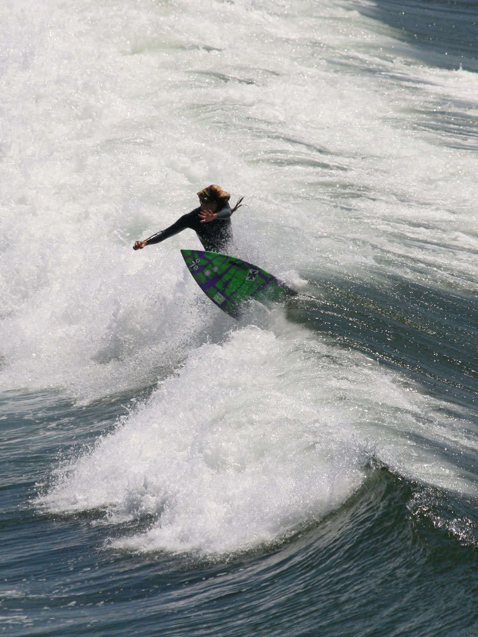 Surfer aruncă curl