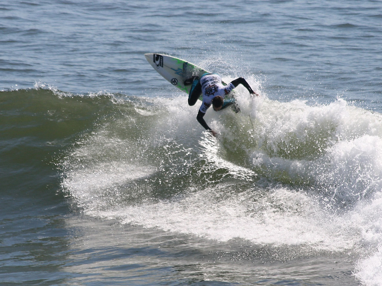 Surfer gaat airborne