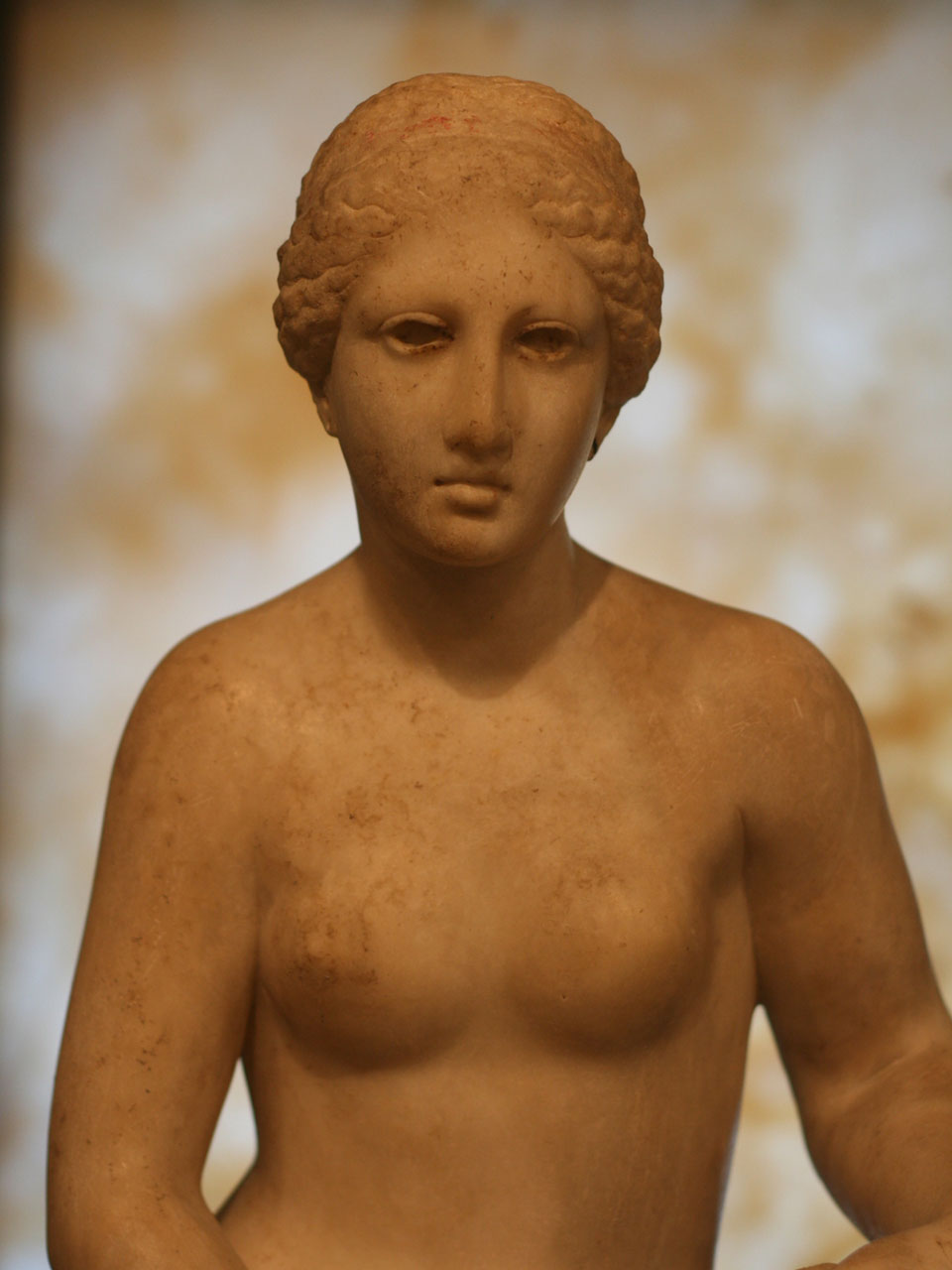 Estátua de uma jovem mulher nua