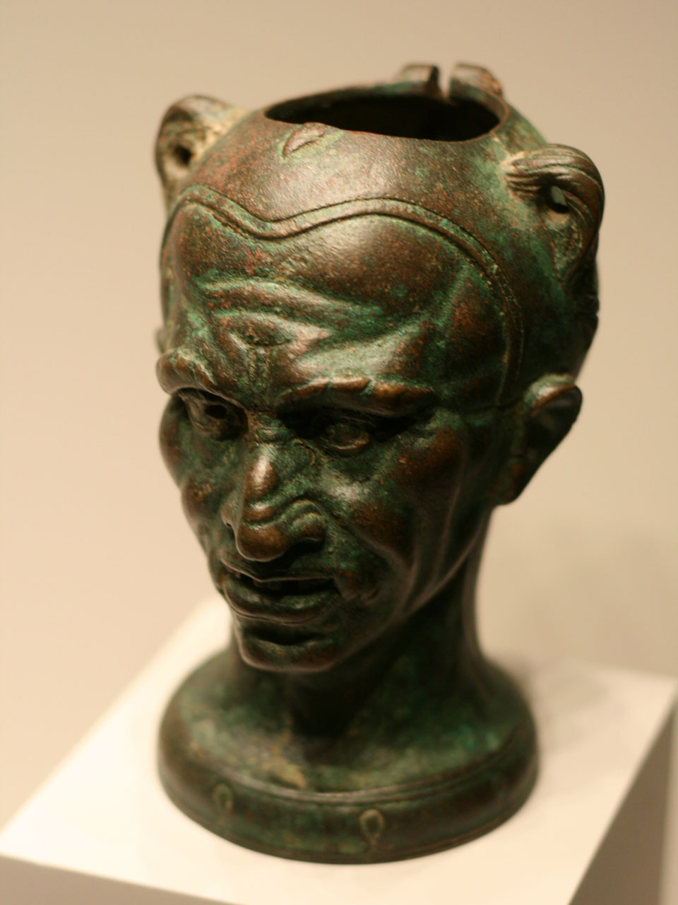 Bronze tasse visage d'un homme