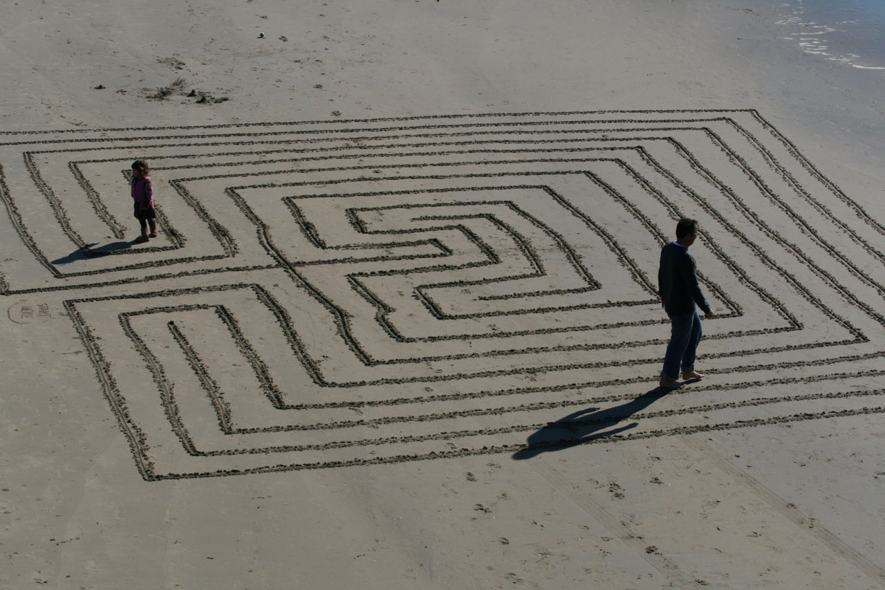Andar a pé de uma praia labirinto