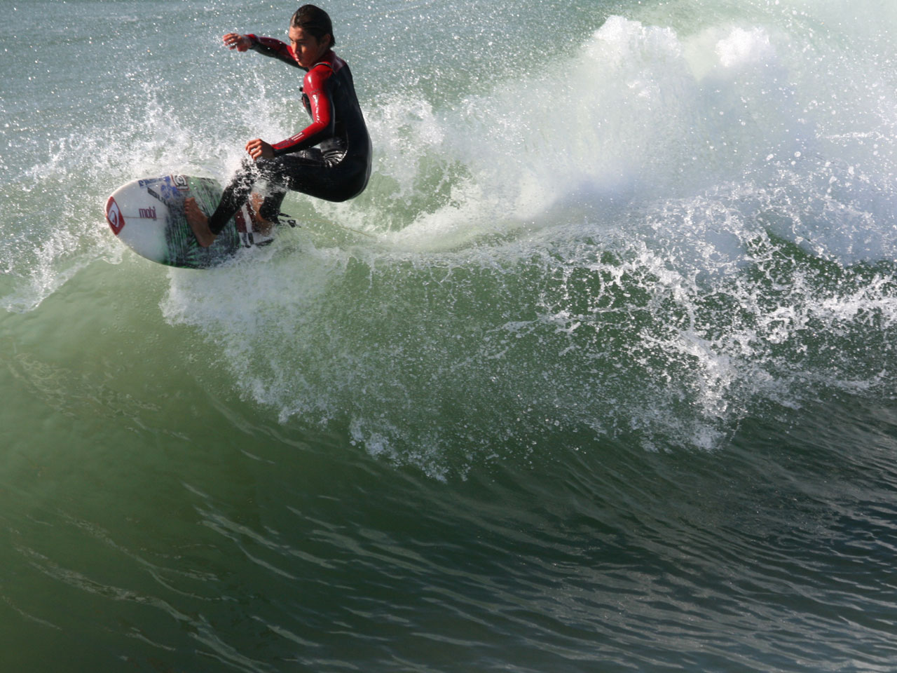 Surfer carves la wavecrest