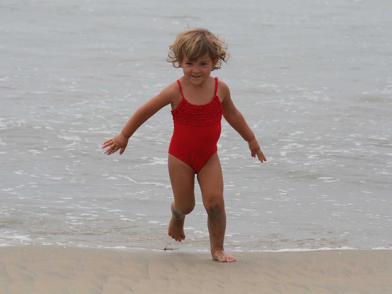Rapariga correndo na praia