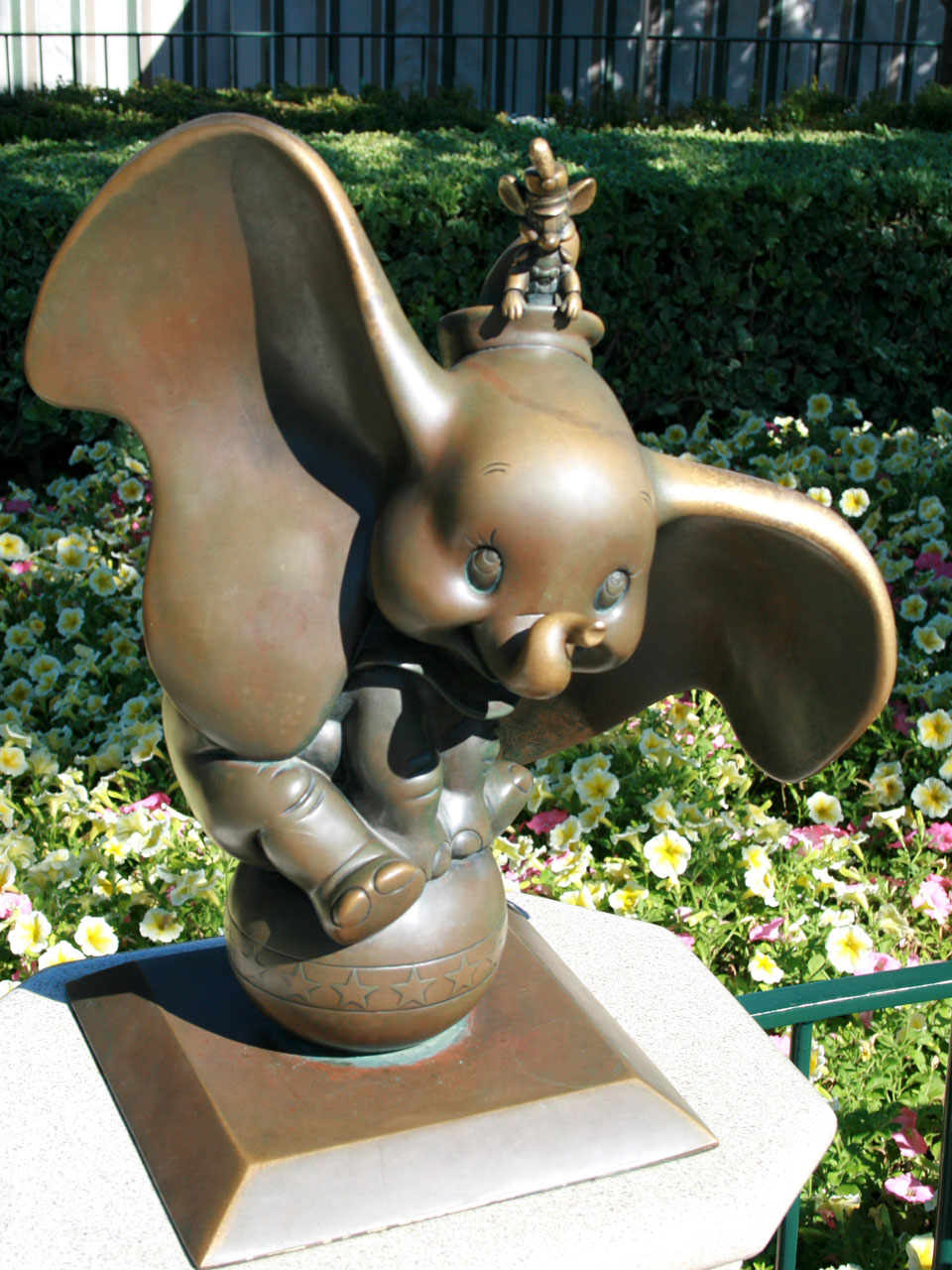 小飞和蒂莫青铜sculpture
