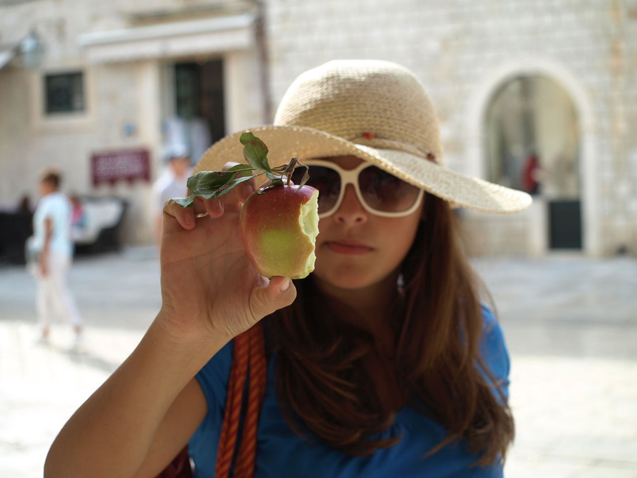 La jeune fille à la pomme