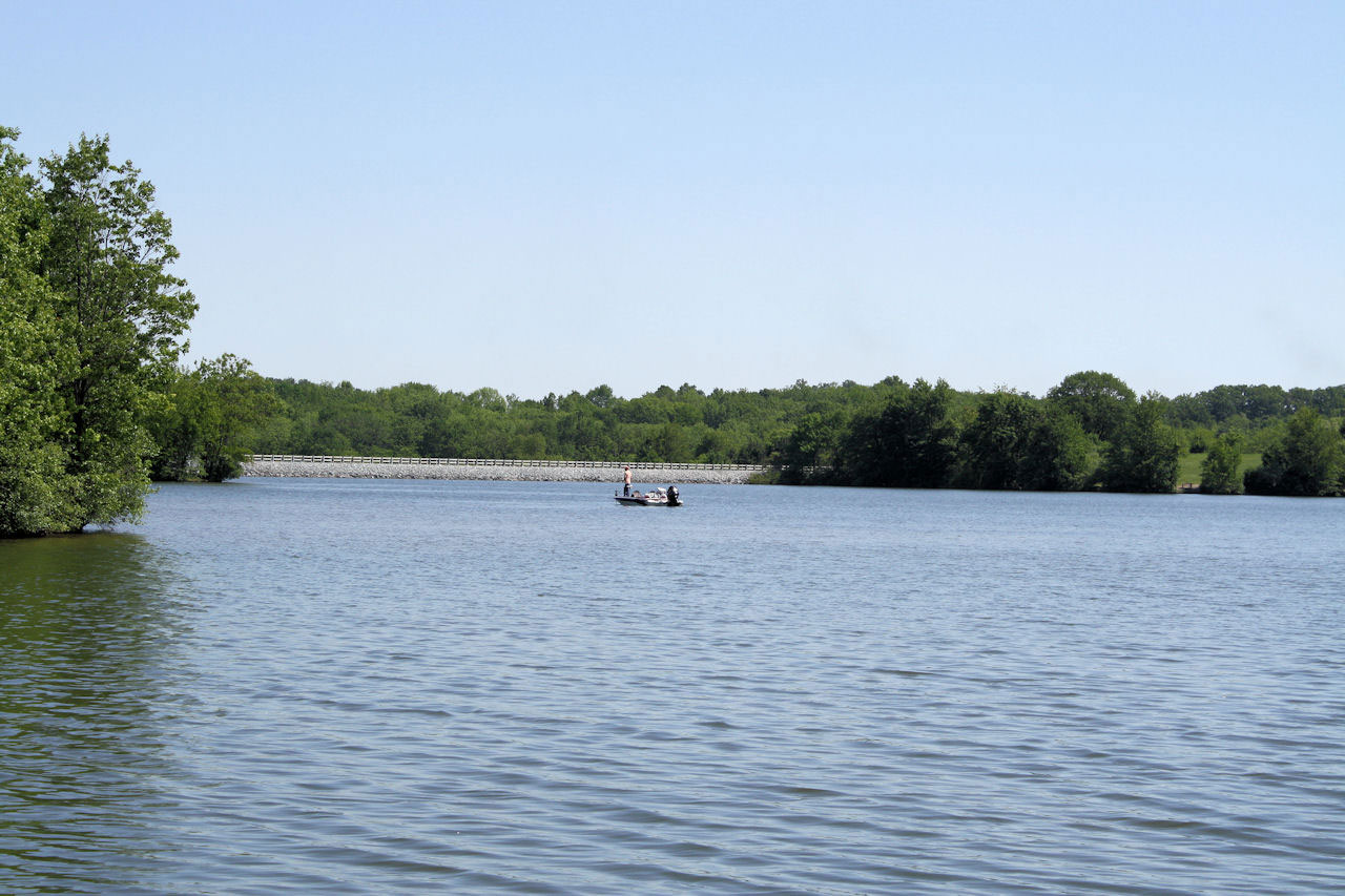 Pesca no Veterans Memorial do Lago