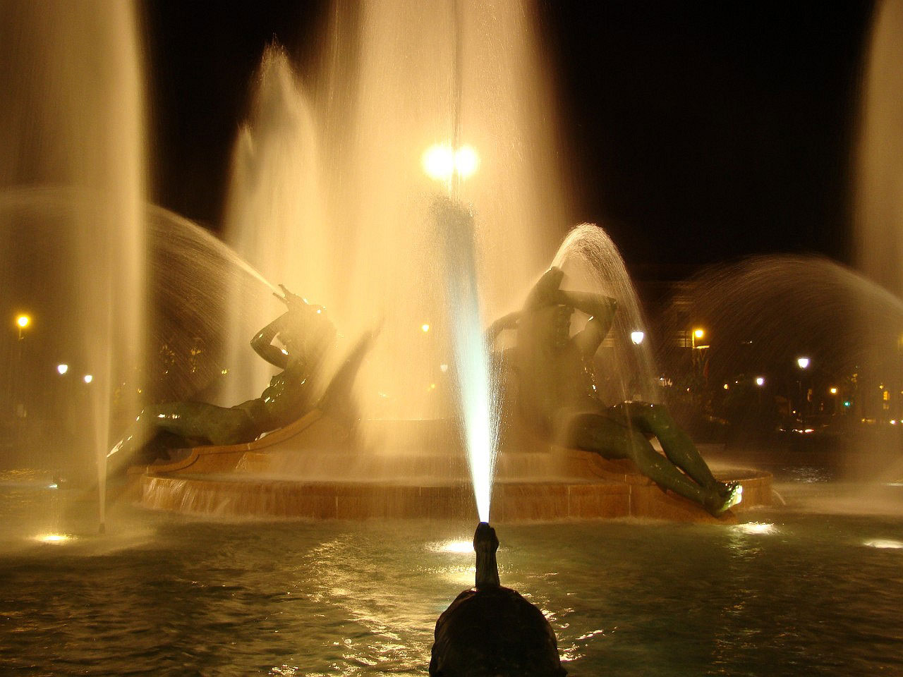 喷泉在夜间