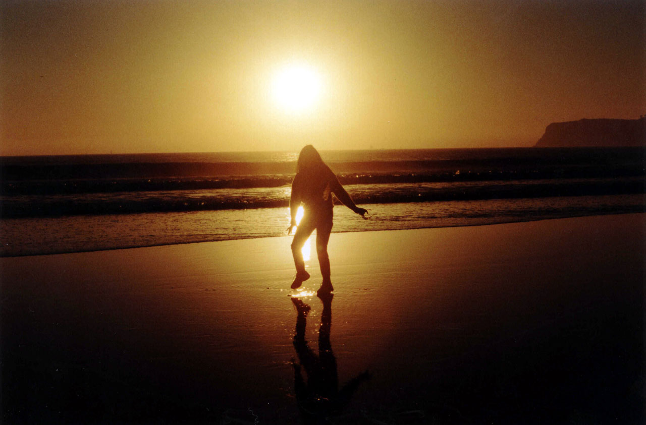 科罗纳多海滩上的女人在日落