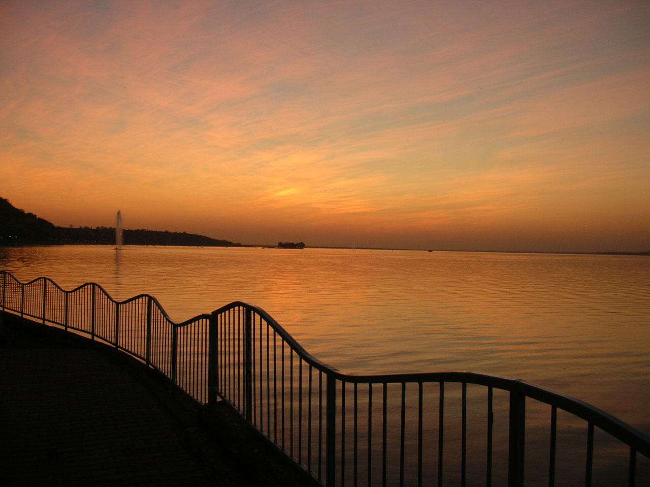 Pôr-do-sol sobre o lago