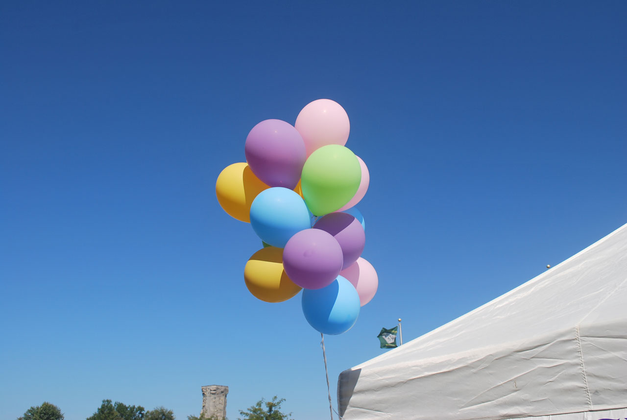 Céu azul e balões
