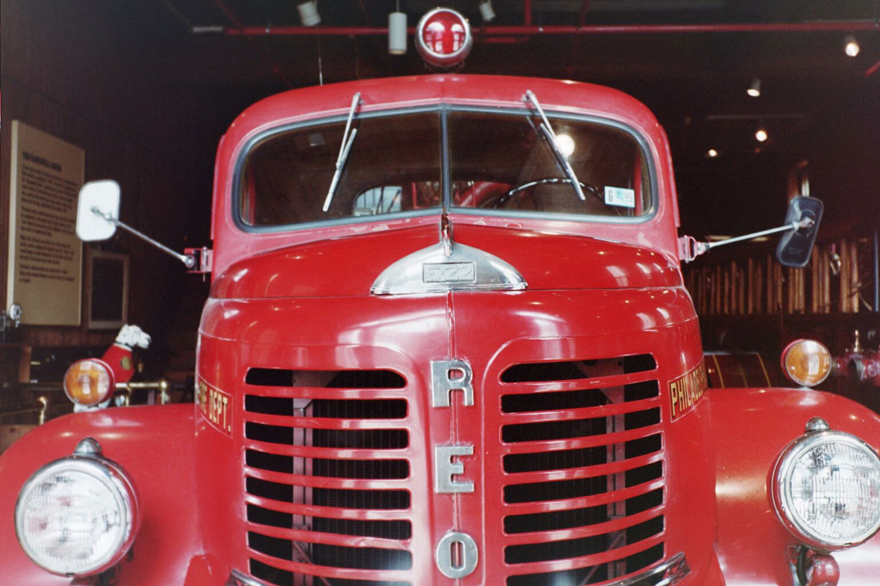 Camion de pompiers rouge