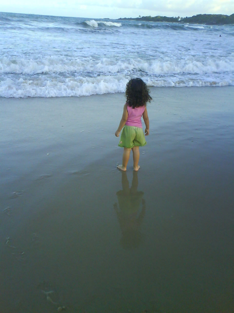 Criança olhando o mar