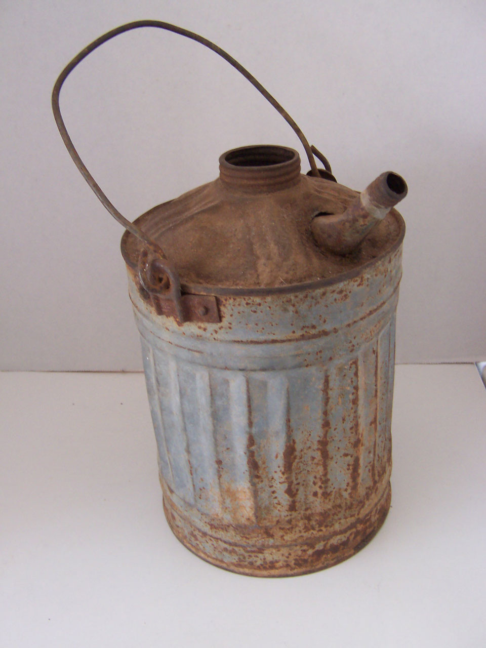 Old petróleo canister