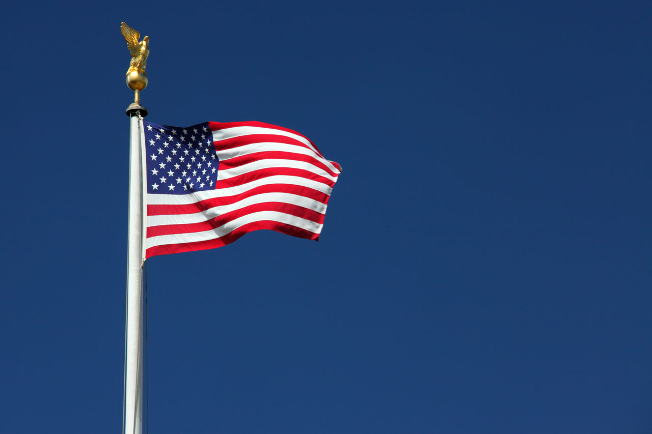 Amerikansk flagga med blå himmel