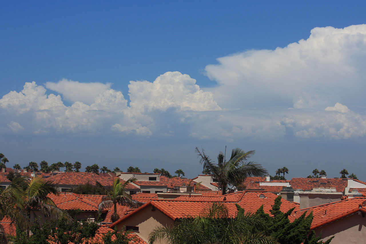 Cloudscape sobre os telhados de telhas v