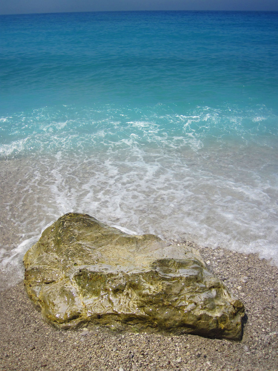 Grande pedra na praia