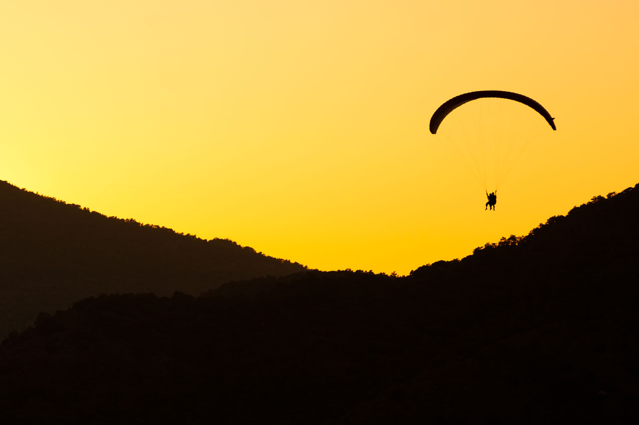 Paragliding bei Sonnenuntergang