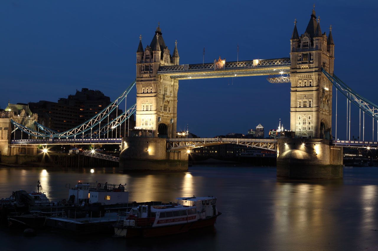 伦敦塔桥在夜间