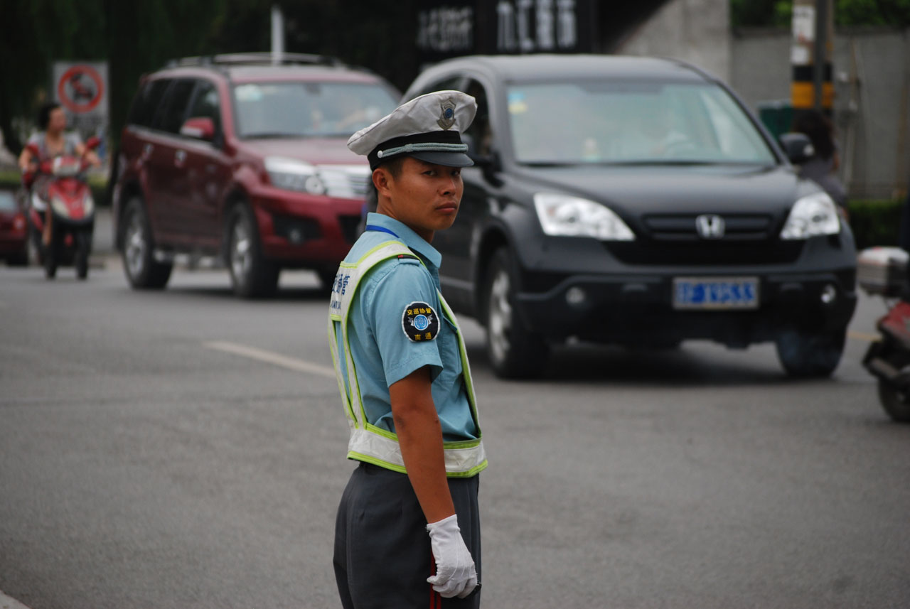 Полицейский, регулирующий уличное движен