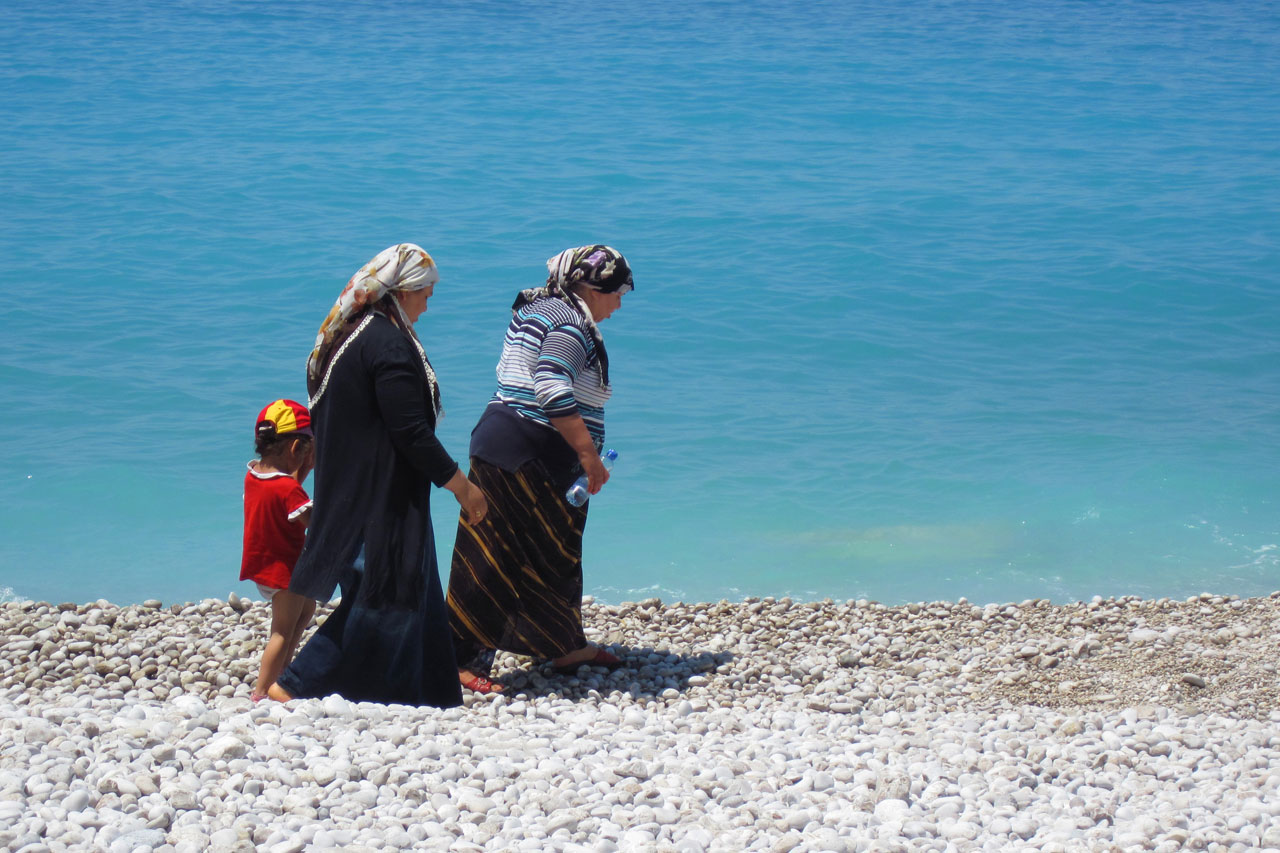 https://www.publicdomainpictures.net/pictures/10000/velka/turkish-women-on-beach-871278587649DSSx.jpg