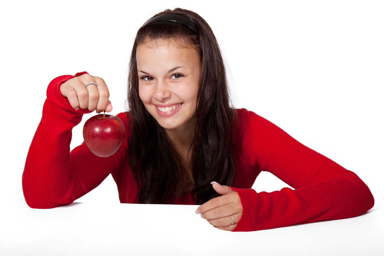 Donna con mela rossa