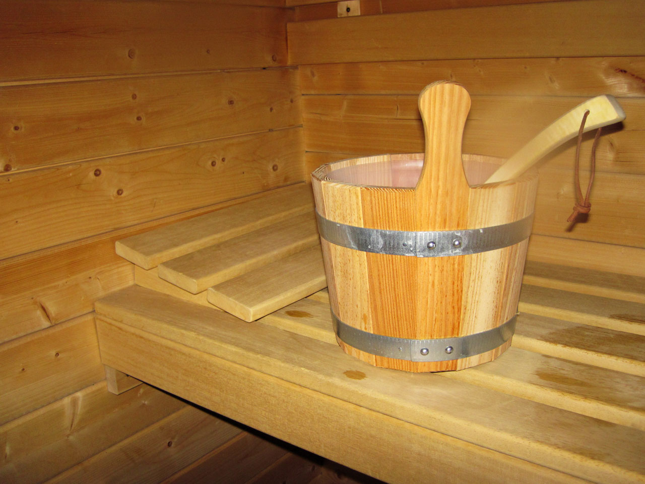 Balde de madeira na sauna