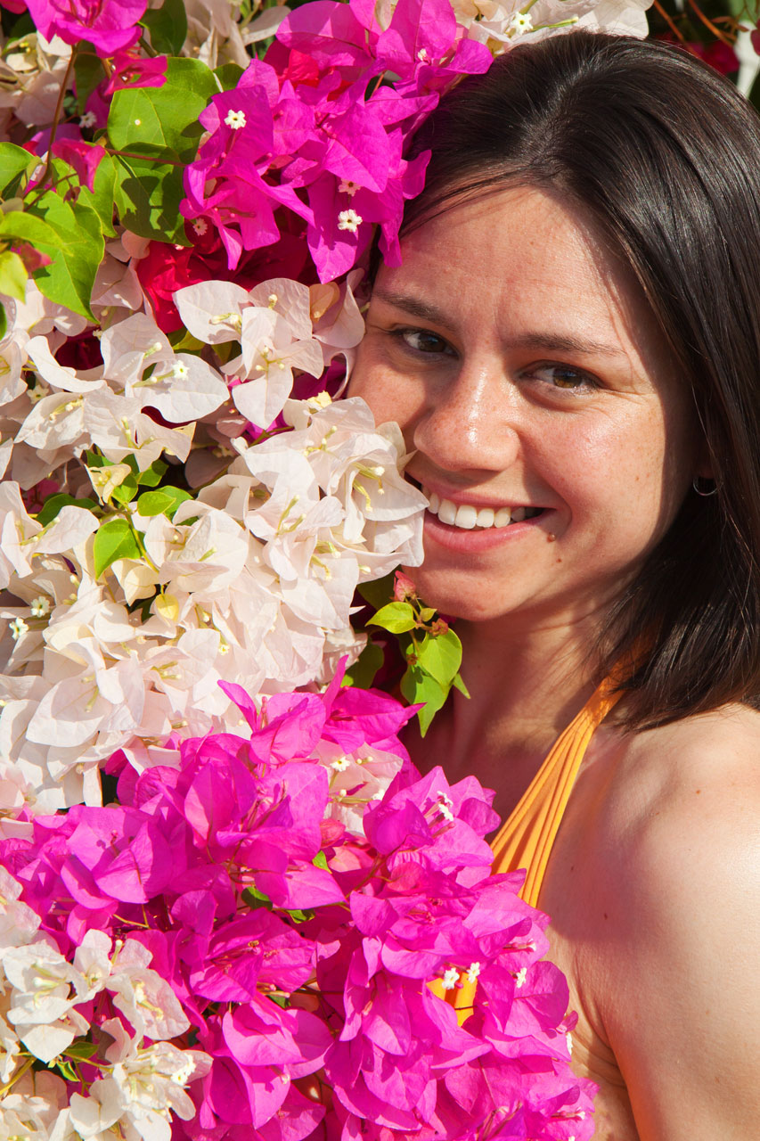 Jeune femme entourée de fleurs