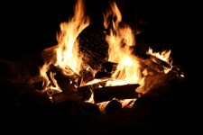 Lagerfeuer in der Nacht