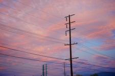 Lignes électriques au coucher du soleil